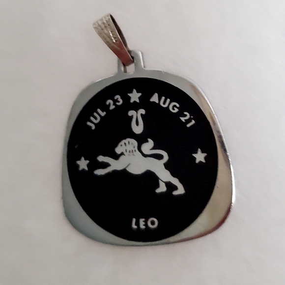 VTG July Leo Pendant Silver Metal Black Enamel Zodiac Sign Astrology Soltice - Picture 3 of 5
